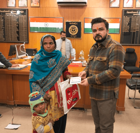 रामपुर: जनता दर्शन में आने वाले फरियादियों की जिलाधिकारी कार्यालय में ही स्वास्थ्य जांच