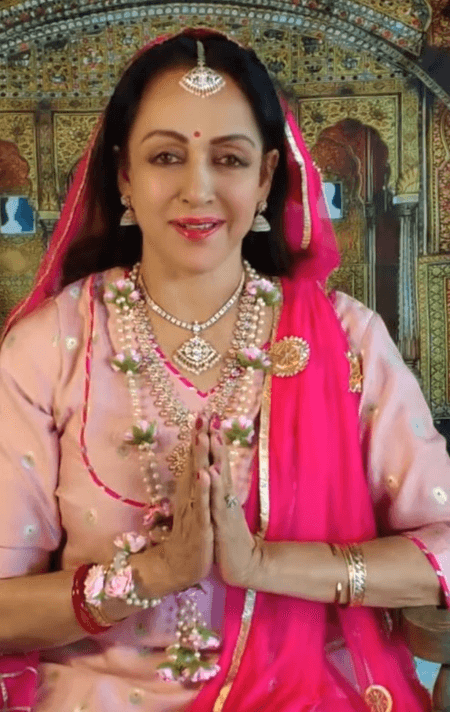 हेमा मालिनी ने मां यशोदा बन मनाया श्रीकृष्ण जन्मोत्सव, लोगों को दी जन्माष्टमी की शुभकामनाएं