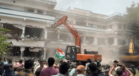 भोपाल में ड्रग तस्करी, रेप और ब्लैकमेलिंग के आरोपी की संपत्ति पर चल रहा बुलडोजर