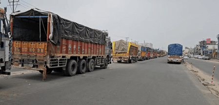 जम्मू-कश्मीर में बारिश से हाईवे ठप, हजारों ट्रक फंसे, ड्राइवरों ने उठाई बुनियादी सुविधाओं की मांग