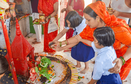 काशी से प्रयागराज तक शिवभक्तों का तांता, भोले की भक्ति में डूबा पूरा प्रदेश
