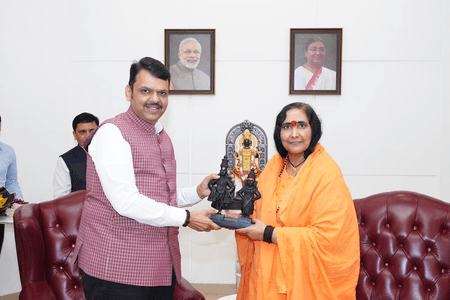 महाराष्ट्र के मुख्यमंत्री से मिलीं साध्वी ऋतंभरा, सीएम फडणवीस बोले- कारसेवा की यादें ताजा हुई