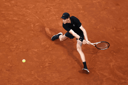 सिनर चोटिल डी जोंग को हराकर रोम में आगे बढ़े