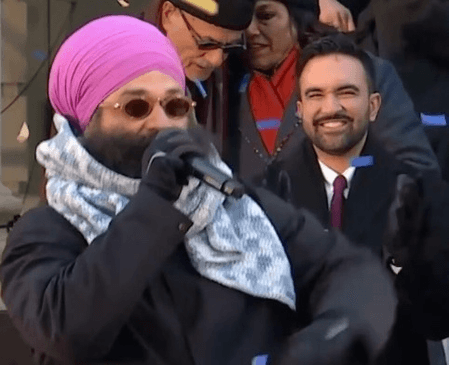 न्यूयॉर्क के पहले मुस्लिम मेयर जोहरान ममदानी ने ली शपथ, समारोह में आर्टिस्ट बब्बुलिशियस ने बांधा समां