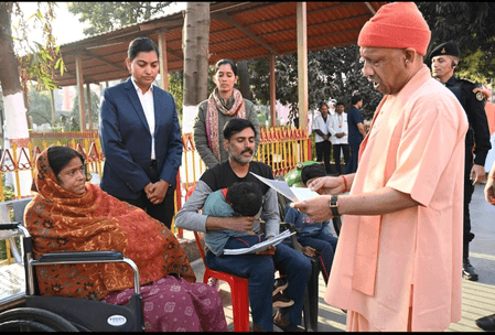 जमीन कब्जाने व दबंगई के मामलों में की जाए कड़ी कार्रवाई : योगी