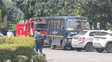 दिल्ली के कई स्कूलों को बम की धमकी, सर्च ऑपरेशन जारी