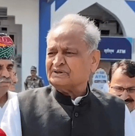 प्रदेश में 'पर्ची सरकार' आने के बाद कानून व्यवस्था पूरी तरह वेंटिलेटर पर: अशोक गहलोत