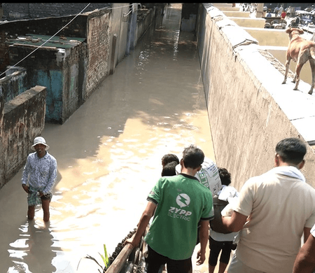 दिल्ली यमुना बाजार इलाके में घुसा बाढ़ का पानी, लोगों को उठानी पड़ रही परेशानी