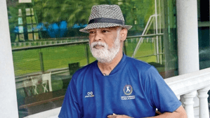 विनोद कांबली का डेब्यू टेस्ट मैच में प्रदर्शन कैसा रहा था?