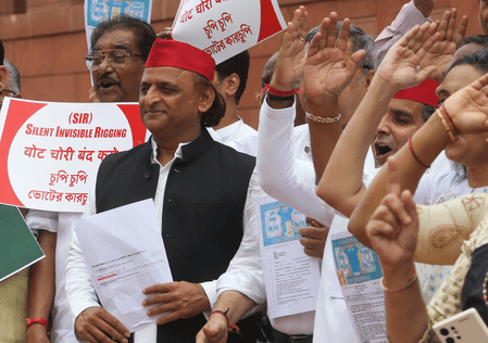 अखिलेश यादव का चुनाव आयोग पर हमला, दिखाई हलफनामे की कॉपी, बोले- 18 हजार लोगों को वोट नहीं करने दिया गया