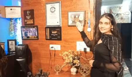 अलीगढ़ की 'फायर गर्ल' गनिका जाखड़ ने आग लगाकर किया डांस, बनाया इंटरनेशनल रिकॉर्ड