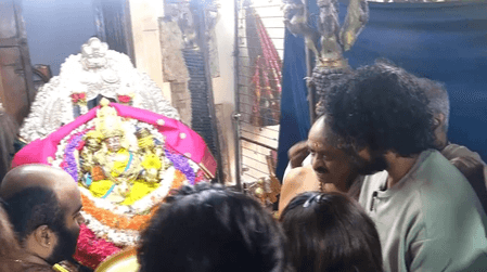 अभिनेता किच्चा सुदीप ने चामुंडी हिल्स पहुंच किए मां चामुंडेश्वरी के दर्शन