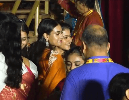 मां काजोल के साथ नीसा देवगन ने निभाई 'सिंदूर खेला' की रस्म