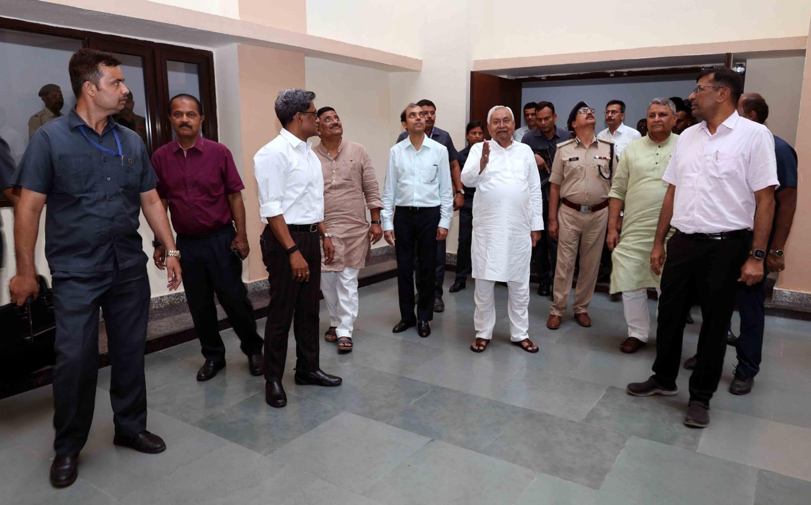 पटना : मुख्यमंत्री नीतीश कुमार ने गृह और आपदा प्रबंधन विभाग का किया निरीक्षण