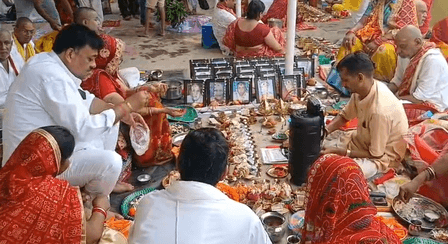 गयाजी : पितृपक्ष की चतुर्थी तिथि पर उमड़े श्रद्धालु, ब्रह्म सरोवर में किया पिंडदान