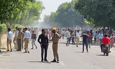 नोएडा में श्रमिकों के विरोध प्रदर्शन से यातायात ठप, दिल्ली ट्रैफिक पुलिस ने जारी की एडवाइजरी