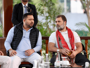 एसआईआर के विरोध में राहुल गांधी-तेजस्वी यादव की 'वोट अधिकार यात्रा' स्थगित