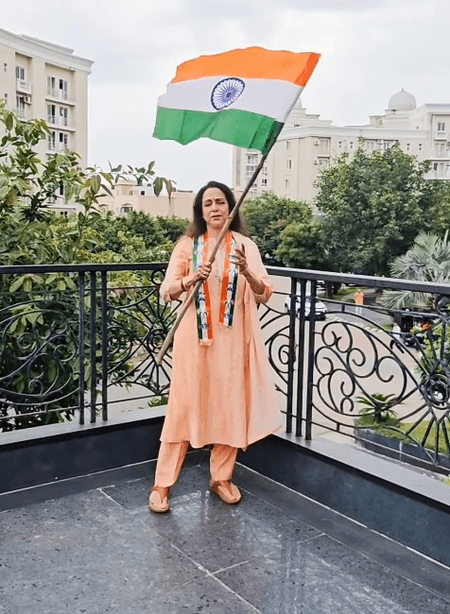 हेमा मालिनी का देशभक्ति भरा अंदाज, 'वंदे मातरम्' की गूंज के साथ लहराया तिरंगा