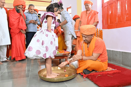 सीएम योगी ने बेटियों का चरण पखार कर किया मातृशक्ति को नमन