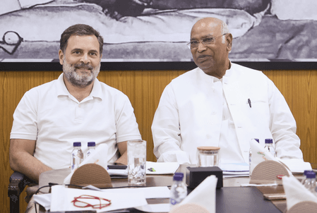 केरल के सीएम पर सस्पेंस बरकरार, तीन घंटे की बैठक के बाद भी नहीं निकला निष्कर्ष