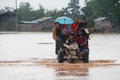 कई दिनों की भारी बारिश के बाद लाओस में बाढ़