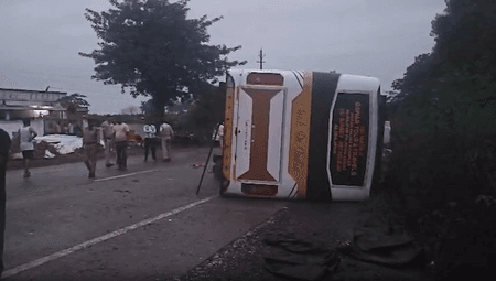 मध्य प्रदेश के बड़वानी में पलटी बस, 16 यात्री घायल