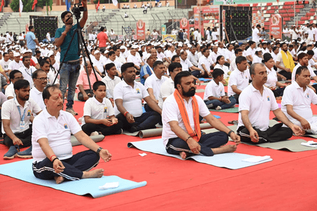 बिहार में योग के प्रति उत्साह, आमजन से लेकर मंत्रियों ने भी किया योगाभ्यास