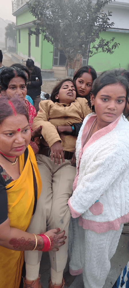 गोरखपुर में बदमाश पकड़ने गई पुलिस की गाड़ी पेड़ से टकराई, एक दारोगा की मौत, दो घायल