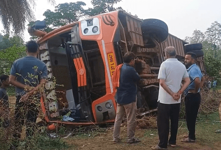 नारायणपुर से रायपुर जा रही बस पलटी,  40 से ज्यादा यात्री थे सवार