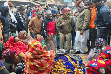 दुमका में ई-रिक्शा चालक की हत्या पर फूटा गुस्सा, शव के साथ ग्रामीणों ने एनएच पर लगाया जाम