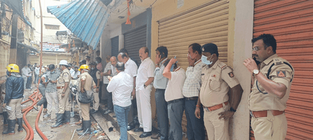 बेंगलुरु : फ्लोर मैट गोदाम में आग लगने से दो लोगों की मौत हुई
