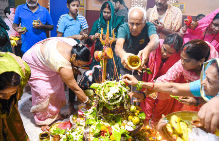 एनसीआर में काले बादलों का डेरा, सावन के अंतिम सोमवार पर मंदिरों में श्रद्धालुओं का आगमन