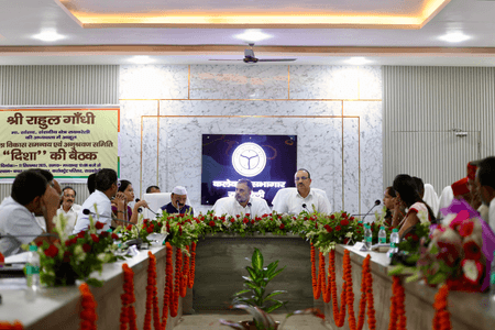 राहुल गांधी 'जनता दरबार' के बाद दिशा बैठक में पहुंचे, सपा के बागी विधायक मनोज पांडेय ने किया बहिष्कार