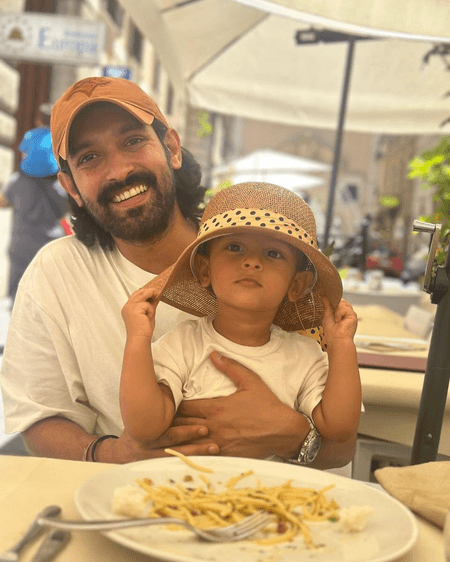 विक्रांत मैसी ने लाडले वरदान संग शेयर की खूबसूरत तस्वीर, बोले- ‘बस थोड़ी शरारत’