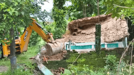 रामनगर में अवैध मजार पर चला प्रशासन का बुलडोजर, रेलवे जमीन से हटाया गया अतिक्रमण