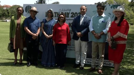 विश्व पृथ्वी दिवस पर नेहरू पार्क में विदेशी राजनयिकों ने लगाए पौधे, पर्यावरण संरक्षण का दिया संदेश