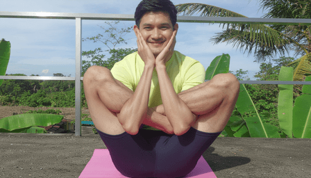 'गर्भासन' से मजबूत करें कलाई, कंधे और रीढ़ की हड्डी, जानें सही विधि