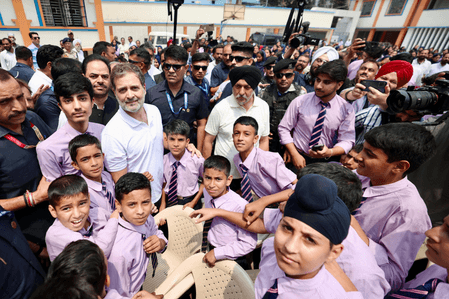 पुंछ: पाकिस्तानी गोलीबारी के पीड़ित परिवारों से मिले राहुल गांधी, दिलाया हर संभव मदद का भरोसा