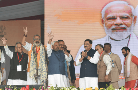 पटना : मुख्यमंत्री नीतीश कुमार की कैबिनेट में 26 मंत्री, ज्यादा पुराने चेहरे