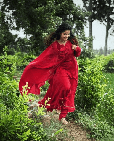 हरे-भरे खेतों में अनुपमा का देसी अंदाज, फैंस को भाया अभिनेत्री का सिंपल लुक