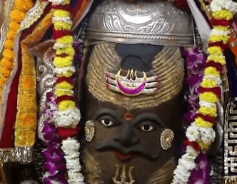 महाकाल दरबार में उमड़ी भक्तों की भारी भीड़, भस्म आरती में बाबा के 'साकार' रूप के हुए दिव्य दर्शन