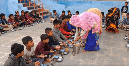 मध्य प्रदेश: ‘प्रधानमंत्री पोषण आहार’ योजना के तहत छात्रों को मिल रहा पोषणयुक्त भोजन