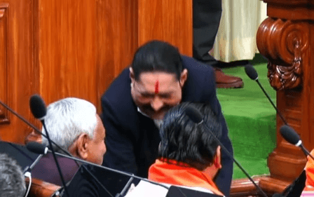 बिहार : अनंत सिंह विधानसभा पहुंचकर विधायक पद की शपथ ली, नीतीश के पैर छूकर लिया आशीर्वाद