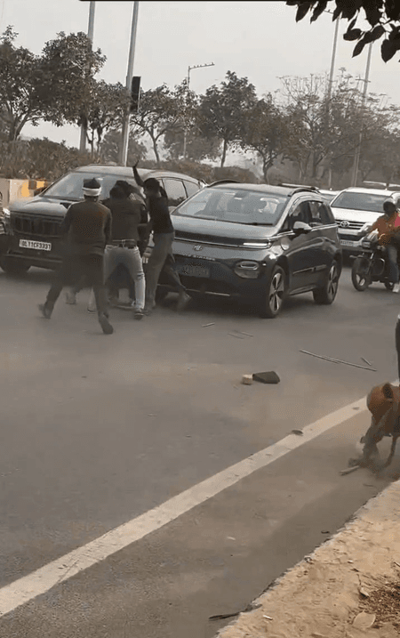 नोएडा में दो पक्षों के बीच जमकर मारपीट, बीच सड़क पर चला लाठी-डंडा और ईंट-पत्थर, वीडियो आया सामने