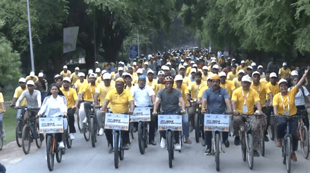 वाराणसी : केंद्रीय खेल मंत्री मनसुख मांडविया ने किया 'संडे ऑन साइकिल' रैली का नेतृत्व