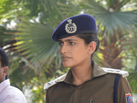 रानी मुखर्जी से लेकर क्रुबा सैत तक, जब वर्दी में इन अभिनेत्रियों ने पर्दे पर लिखी ताकत की नई परिभाषा