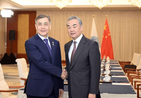 वांग यी ने एससीओ के महासचिव से मुलाकात की