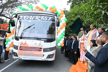 केशव प्रसाद मौर्य ने 14 ‘लखपति दीदियों’ को किया सम्मानित, गणतंत्र दिवस परेड के लिए बस को दिखाई हरी झंडी
