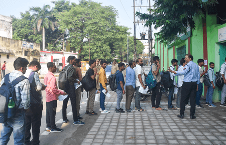 कड़ी सुरक्षा के बीच यूपीएसएसएससी पीईटी परीक्षा 2025 संपन्न, परीक्षार्थियों ने क्या कहा?