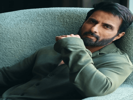 सोनू सूद ने बच्चों के लिए सोशल मीडिया और ऑनलाइन गेमिंग पर रोक लगाने की मांग की